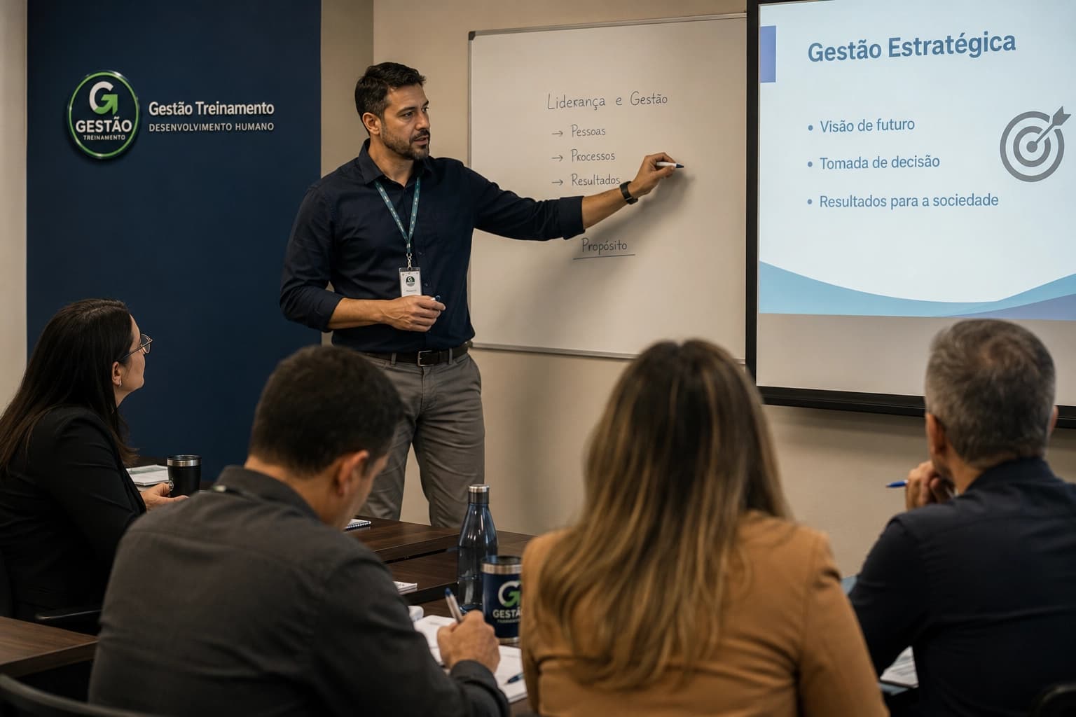 Instrutor conduzindo treinamento presencial em sala com participantes
