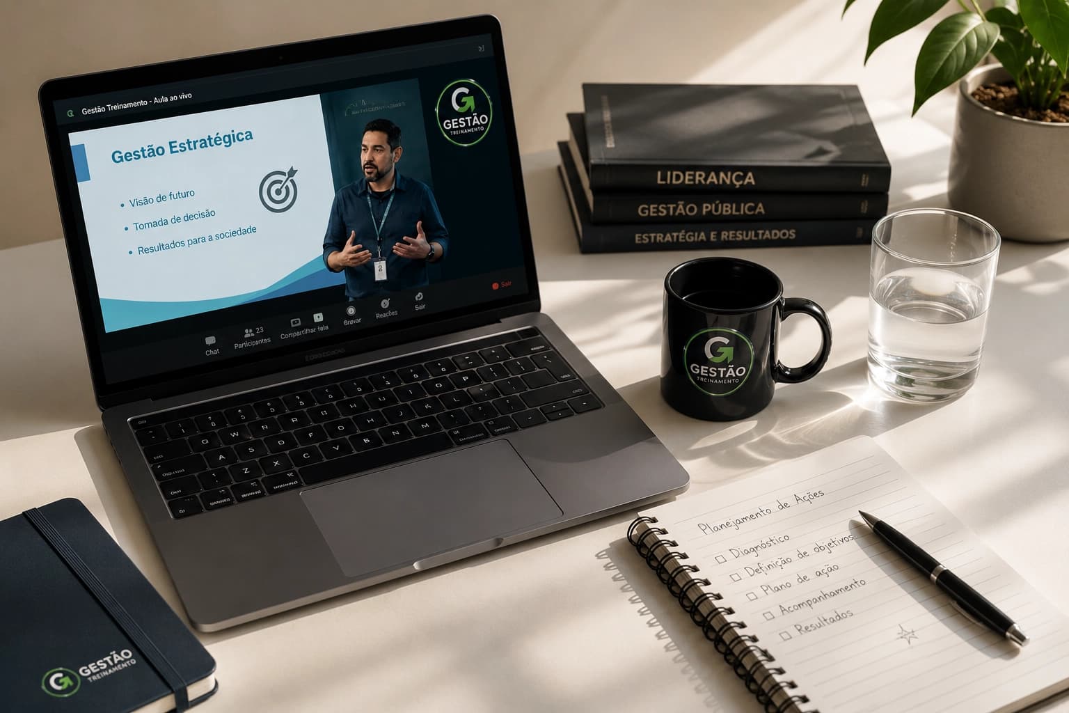 Profissional acompanhando aula online em notebook em ambiente de trabalho